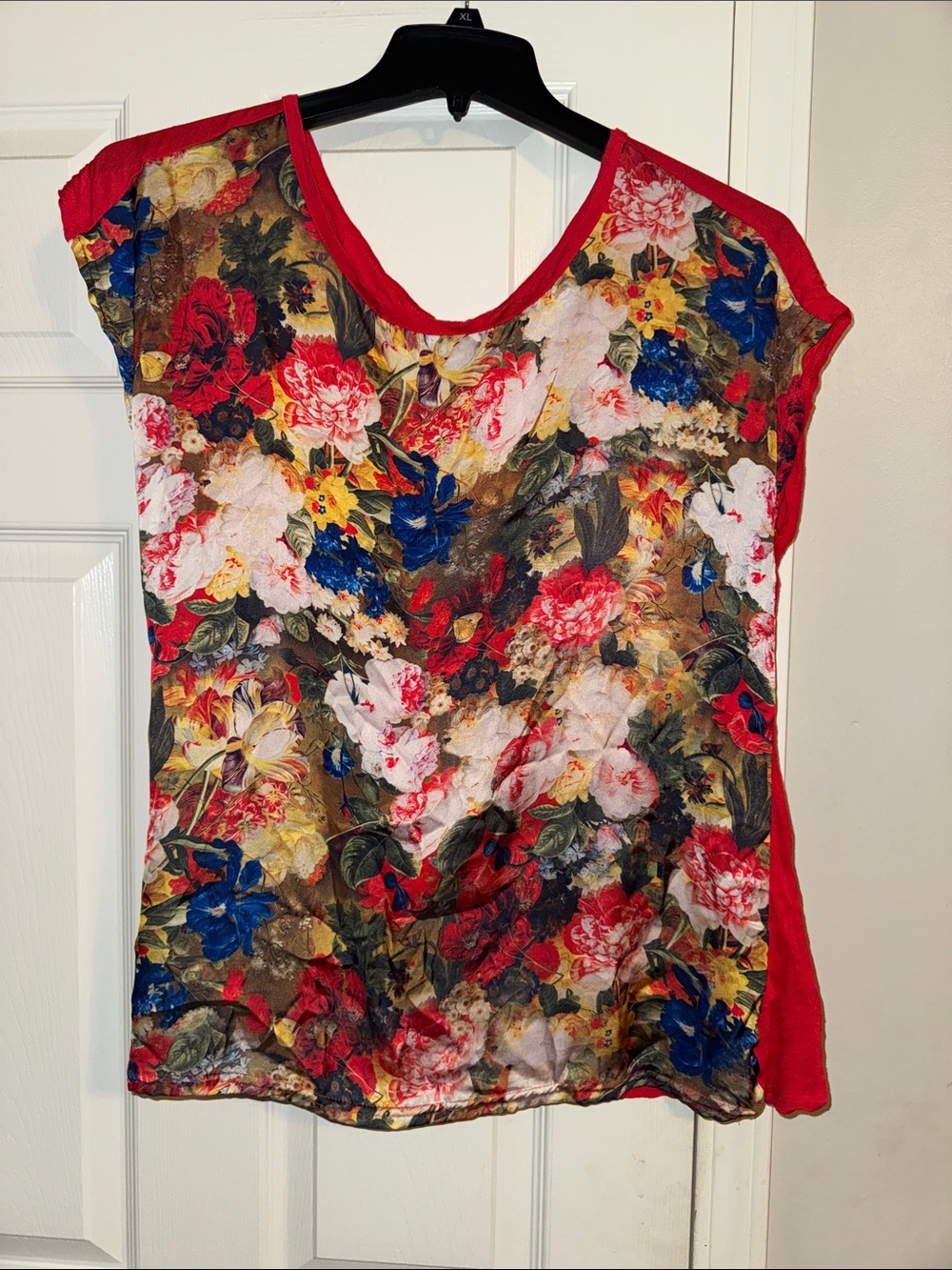Buffalo David Bitton Red Trim Floral V-Neck Shell